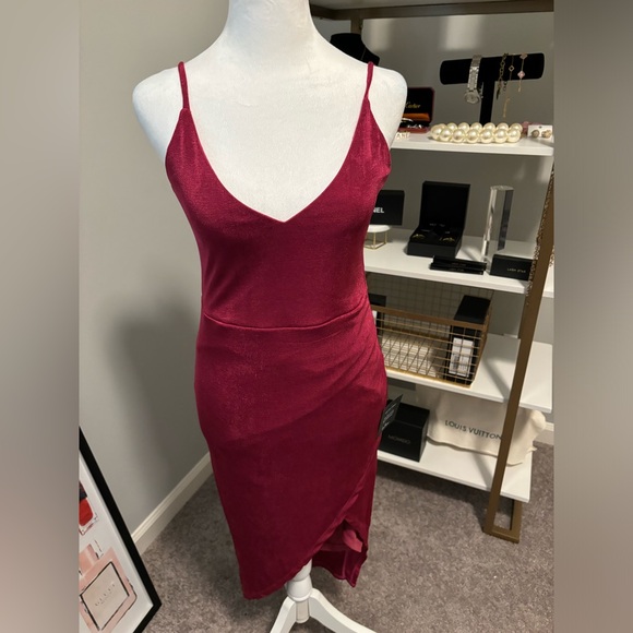 Lulus Luxe Option Wine Red Tulip Sleeveless Midi Dress Medium NWT - Picture 7 of 12